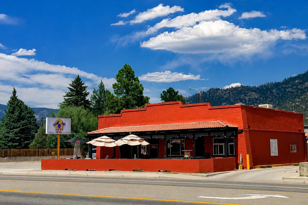 Mountain Oasis Bar & Grill exterior