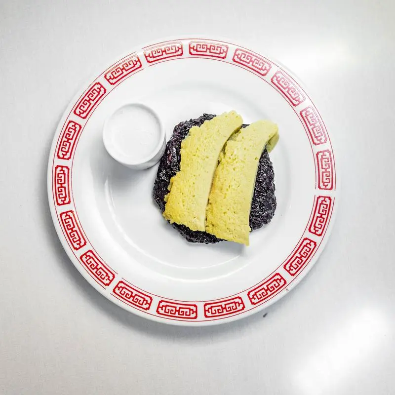 Black sticky rice with mango