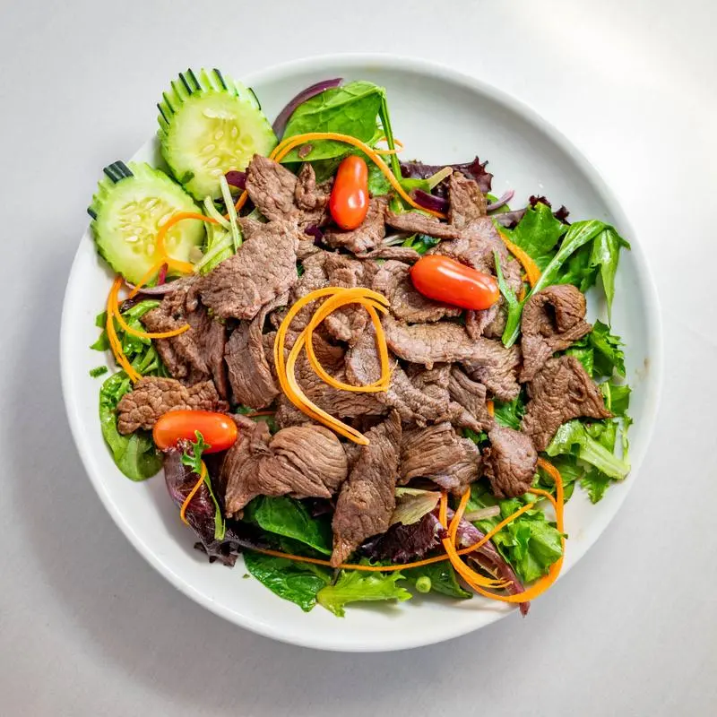 Grilled beef salad with mixed greens